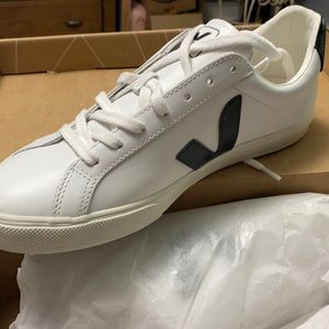 NIB Veja sneakers